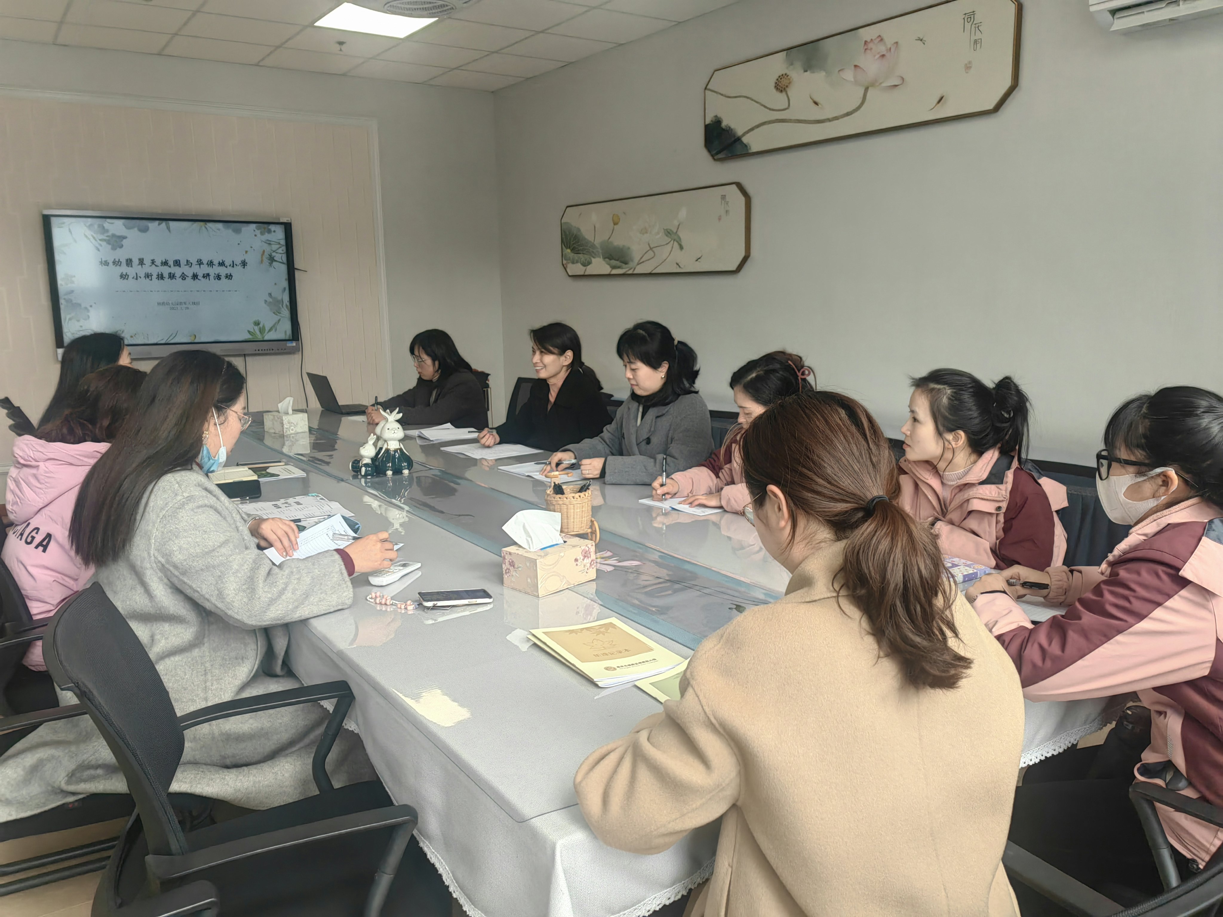 230228聚焦衔接共话思行——记栖霞幼儿园翡翠天域园与华侨城小学幼小衔接联合教研活动_html_43ef4918.jpg