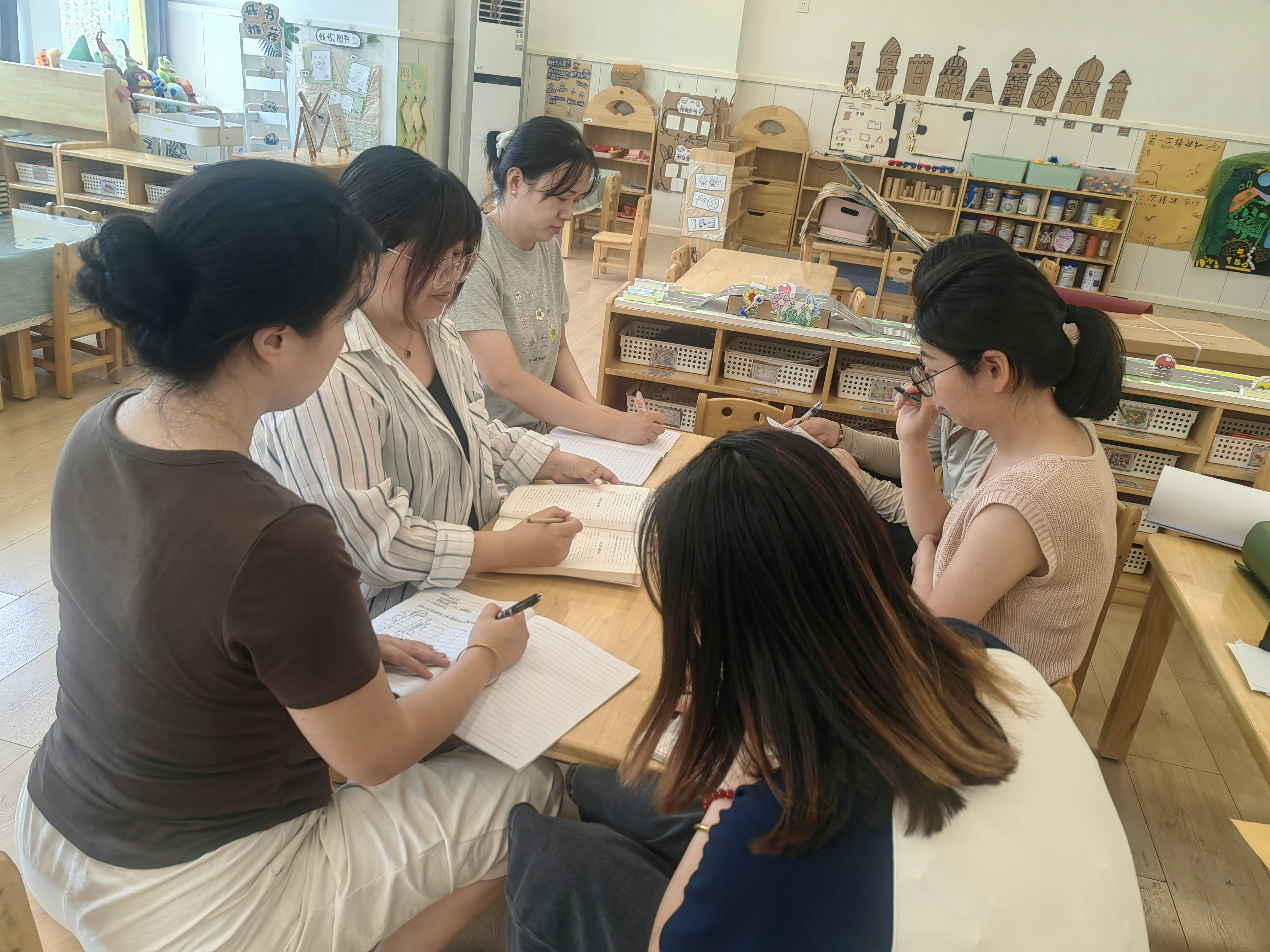 【枫香栖幼】审而有悟，议而前行  ——栖幼翡翠天域园小班年级组《高高兴兴上幼儿园》课程前审议活动