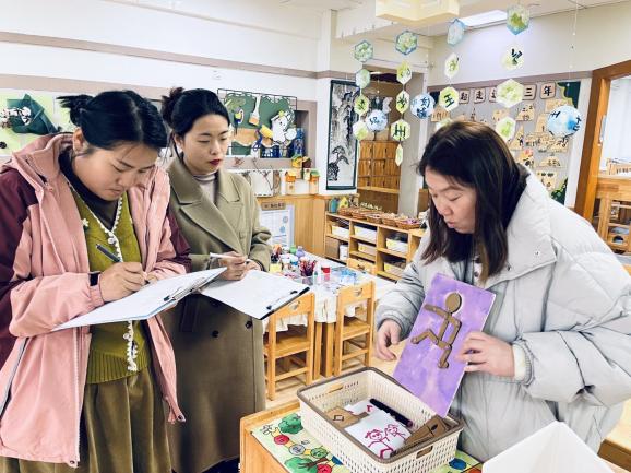 230324奇思妙想 寓“教”于乐——记栖霞幼儿园五福园教师自制教玩具评比活动_html_652f5a72.jpg