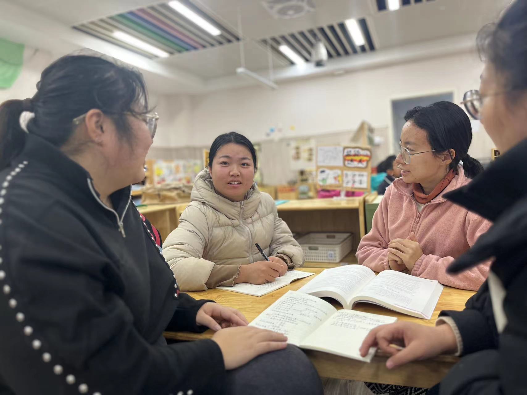 231113聚焦课程审议 推动课程实施——栖幼石埠湾园中班组好邻居主题课程审议活动_html_211ed7fb.jpg