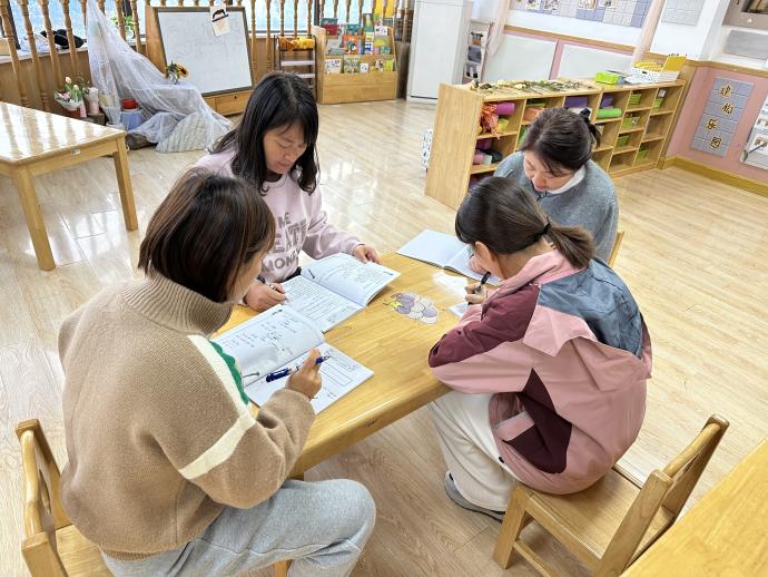231110凝智慧 共审议 促成长——栖幼五福园小班年级组《秋叶飘飘》课程审议_html_5f50e588.jpg
