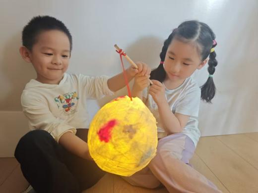 250929一盏花草灯 一份家园情——栖幼红枫分园大班家长助教活动(万紫薇)_html_3dca1fc5.jpg