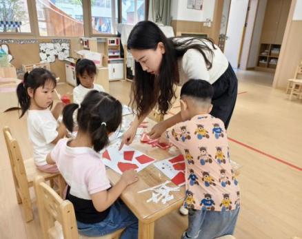 240930童心向党  欢度国庆——栖霞幼儿园云栖园小三班家长助教活动 李娟(2)(1)_html_174c6720.jpg