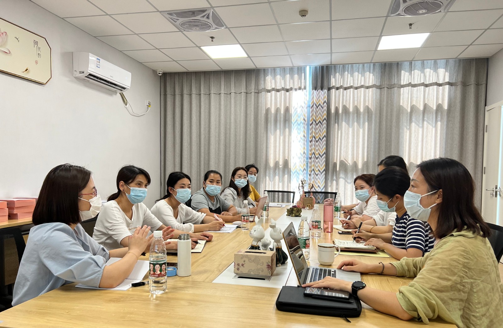 【枫香栖幼】指明方向 促进发展  ——记栖霞幼儿园翡翠天域园9月东片张海艳老师指导课程游戏化