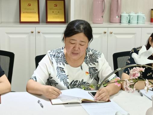 220703栖霞幼儿园讨论预备党员转正暨书记上党课支部大会  栖霞幼儿园 徐雅仙_html_7c9356a6.jpg