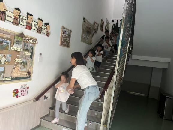 250917筑牢用电安全防线 护航幼儿健康成长——栖霞幼儿园石埠湾园用电安全演练活动_html_5bba6460.jpg