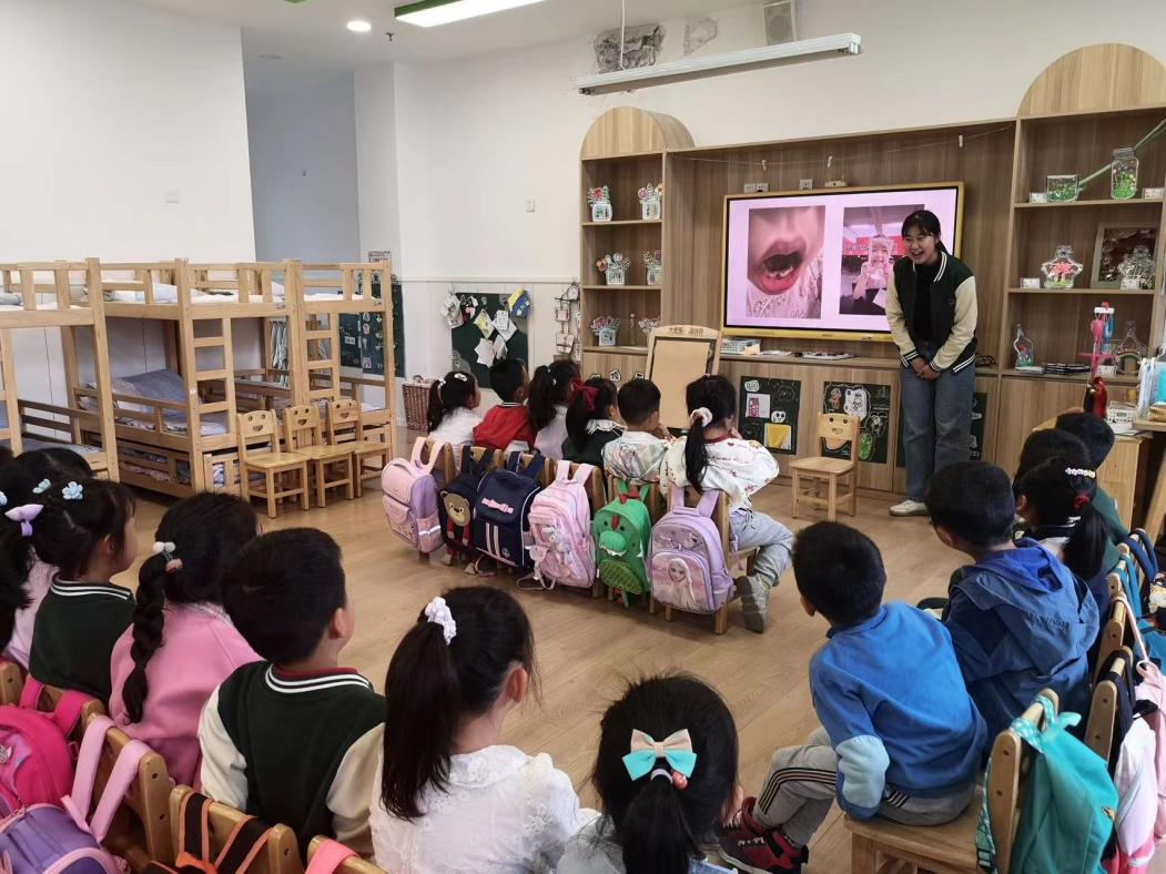 【枫香栖幼】磨砺提升 携手成长  ——记栖霞幼儿园翡翠天域园骨干教师集体活动观摩教研