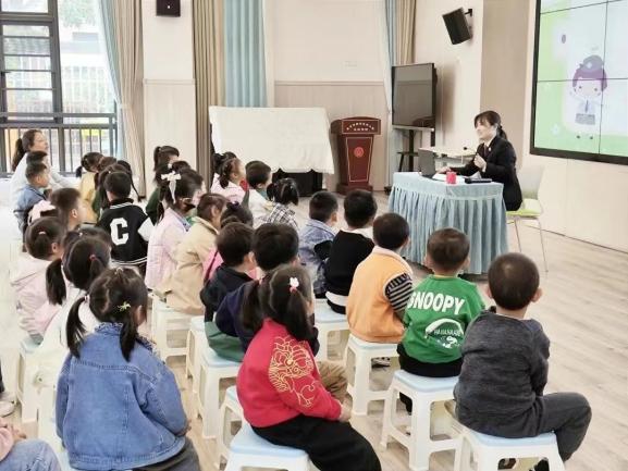 230512法制护航 守护成长——栖霞幼儿园石埠湾园法制宣传教育周活动 徐雅仙_html_1ee1aaa8.jpg
