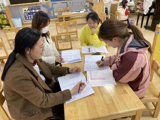 【枫香栖幼】共学共思 共享成长  ——栖霞幼儿园五福园中班年级组课程审议活动