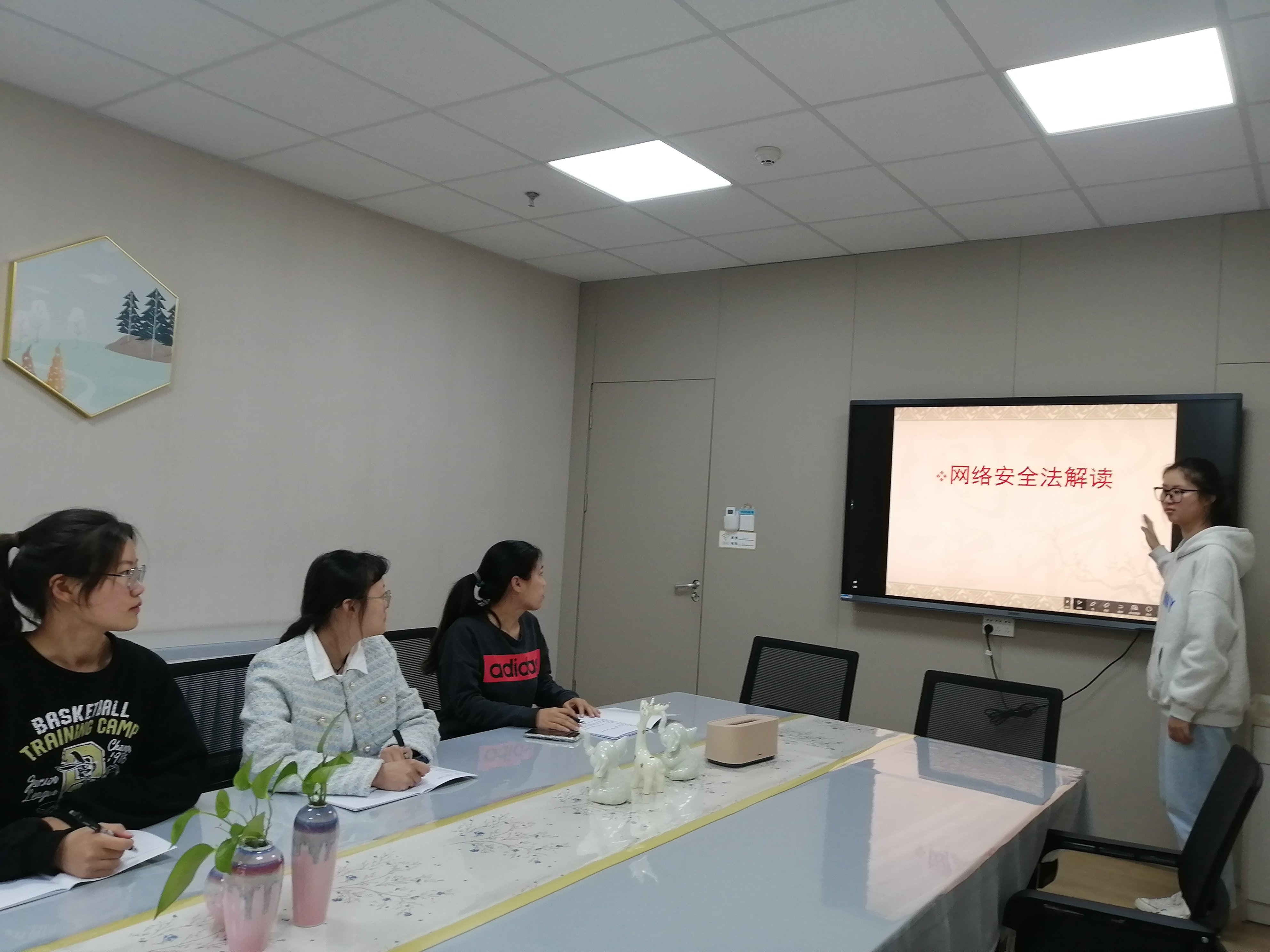 【枫香栖幼】网络通达灵 安全需谨慎  ——栖霞幼儿园翡翠天悦园开展网络安全培训活动