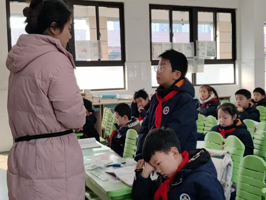 【湖畔·童化课堂】点燃思维火花，照亮学习之路——记金陵小学（仙林湖校区）二年级语文组教研活动_html_m579fe520.jpg