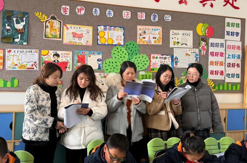 【湖畔·童化课堂】积累活动经验 培养空间观念——数学校本研修之课例研讨（242）_html_460c3225.jpg