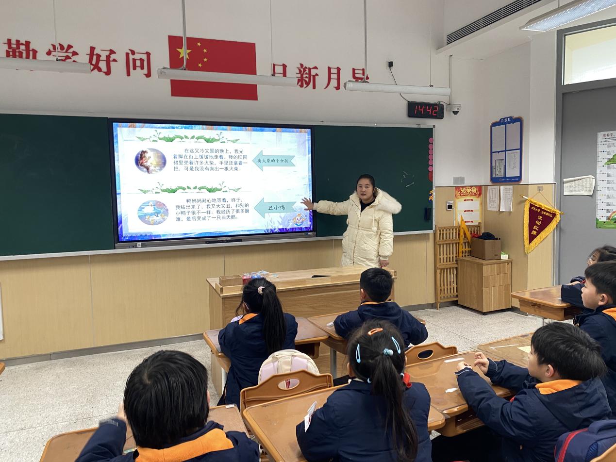 【湖畔·童化课堂】搭建多维支架，遨游童话世界，探索整本书之美 ——记金陵小学（仙林湖校区）三年级语文教研活动_html_1bb9608f.jpg