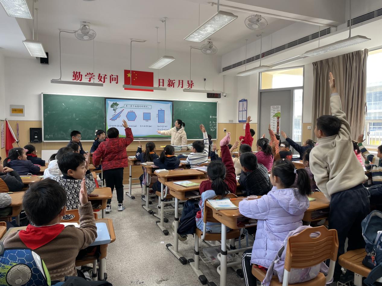 【湖畔·童化课堂】聚焦图形几何，发展核心素养——数学校本研修之课例研讨（244）_html_f7c62af.jpg