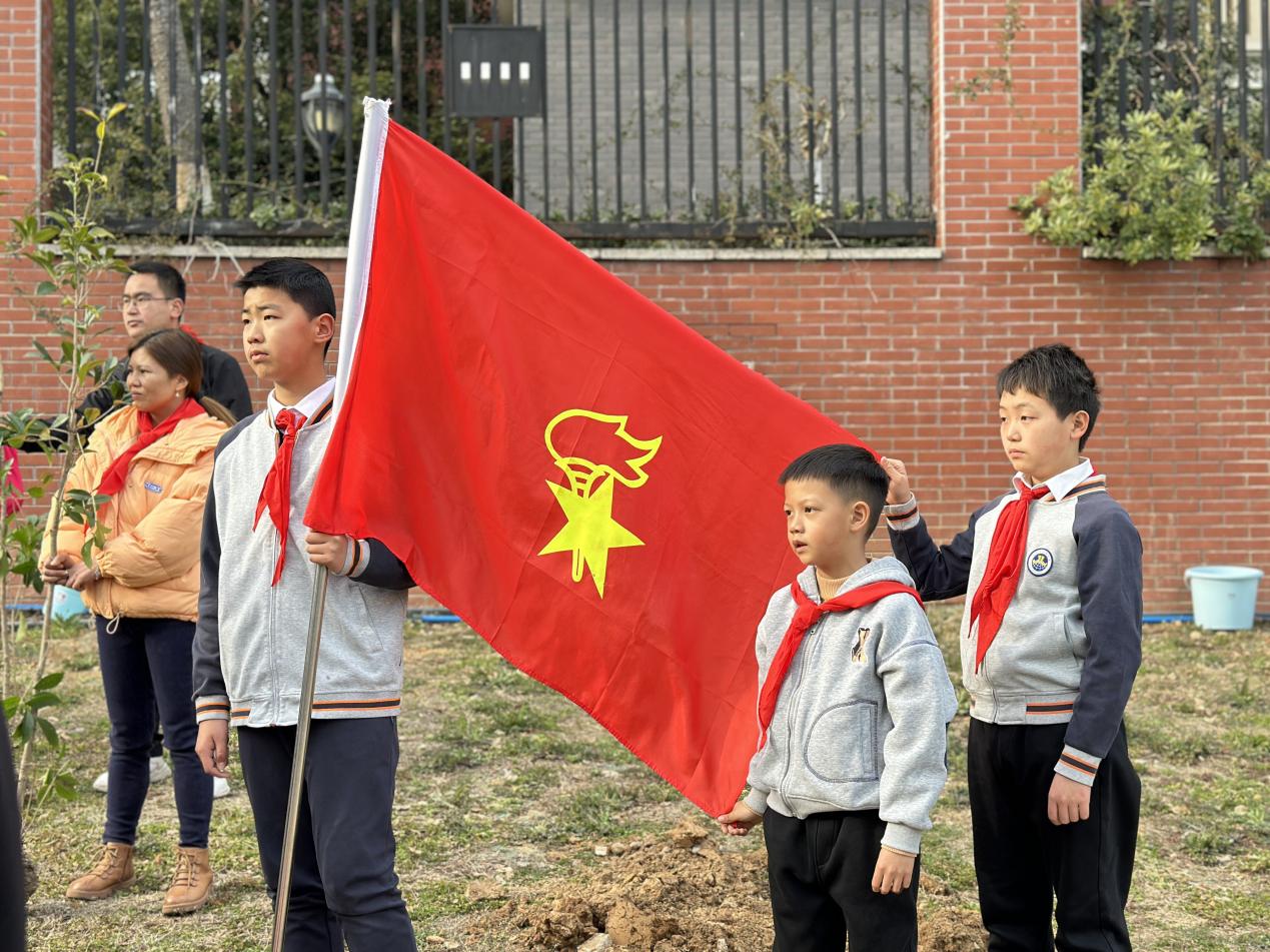 相约春天 共植希望——记金陵小学2024年植树节活动_html_m22cafbb8.jpg