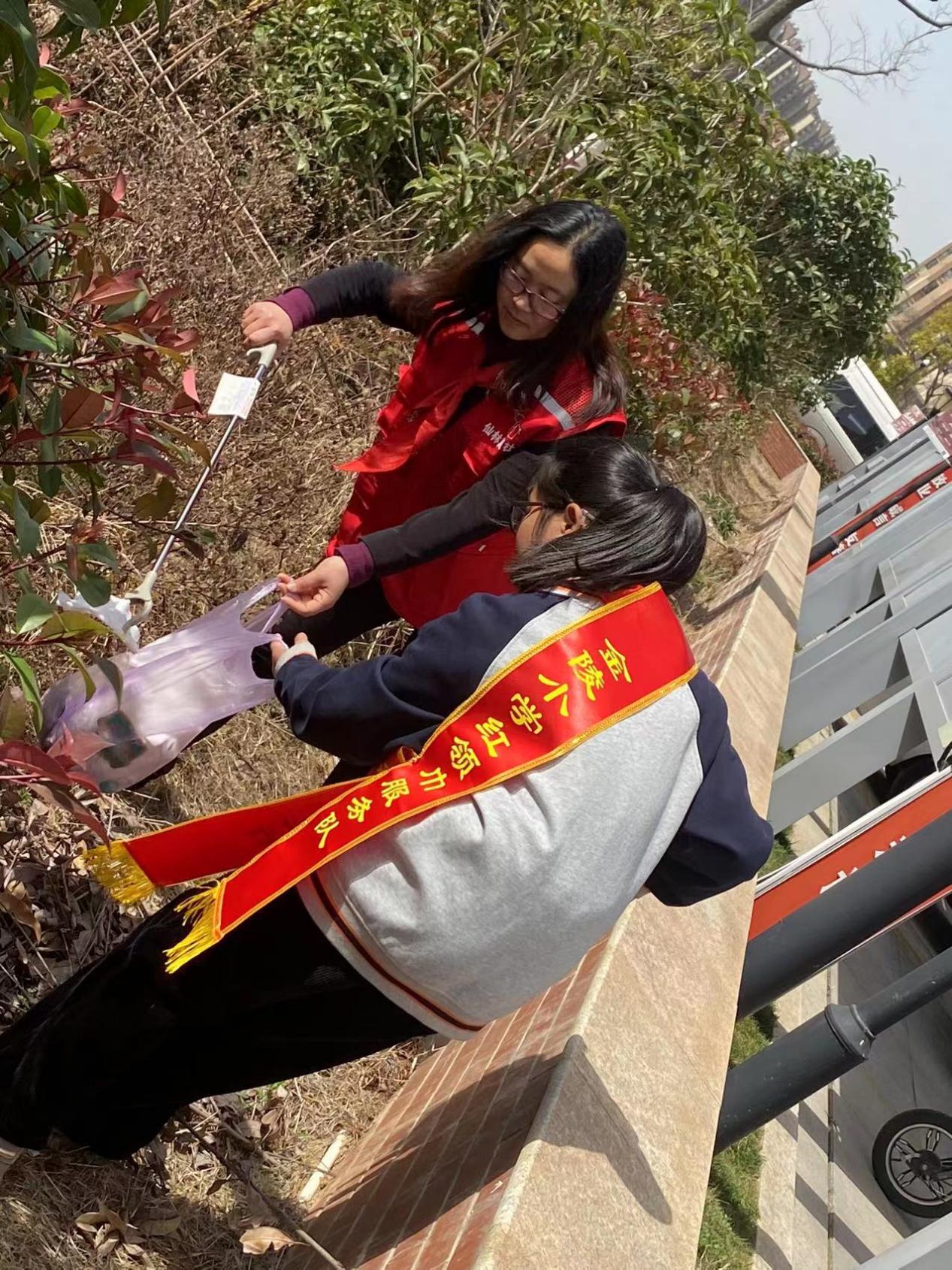【博学广志】学习雷锋好榜样，携手共护景观河——记林卫云名师工作室与社区联动活动(1)_html_549e7458.jpg