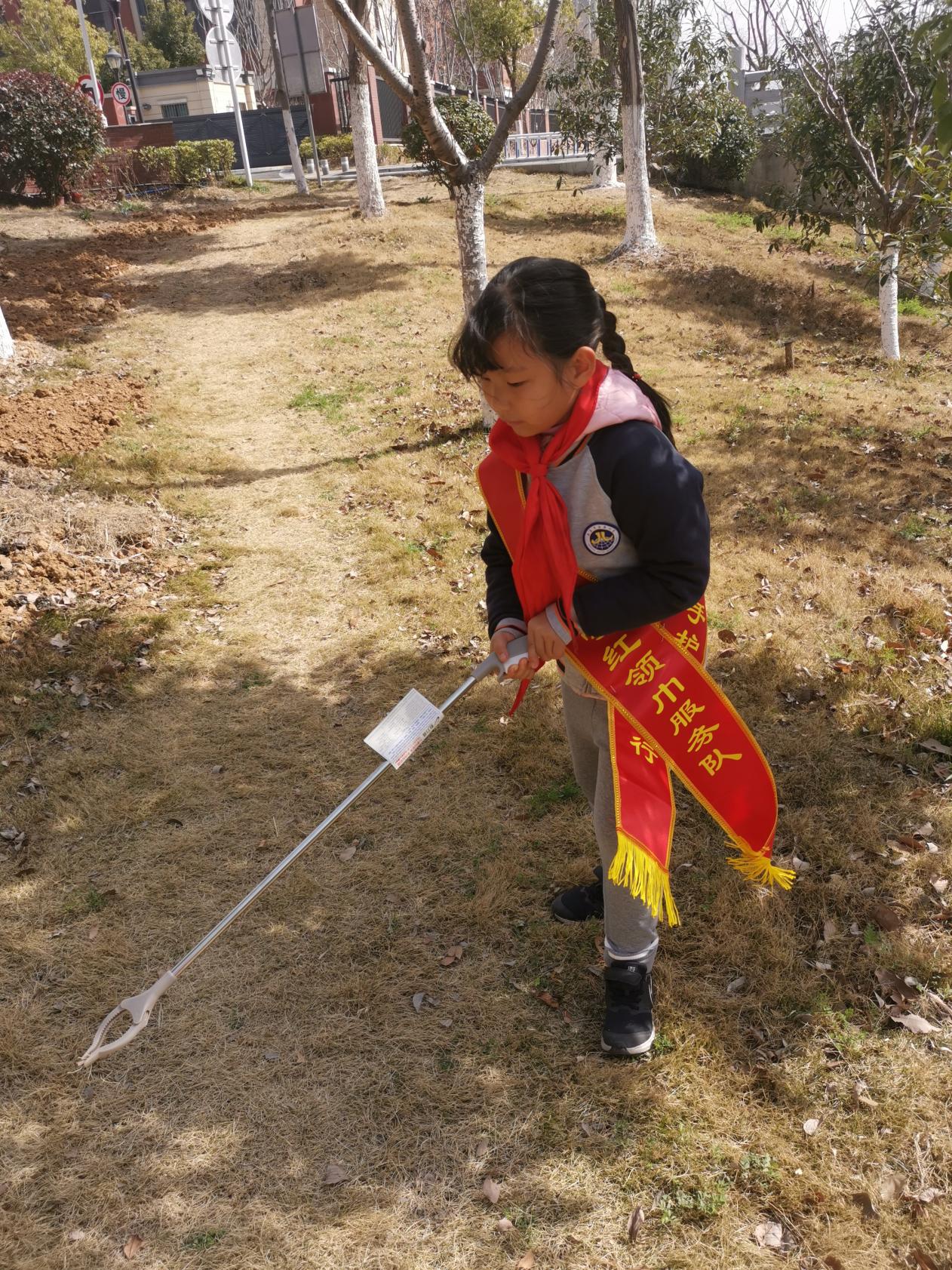 【博学广志】学习雷锋好榜样，携手共护景观河——记林卫云名师工作室与社区联动活动(1)_html_1a6aa202.jpg