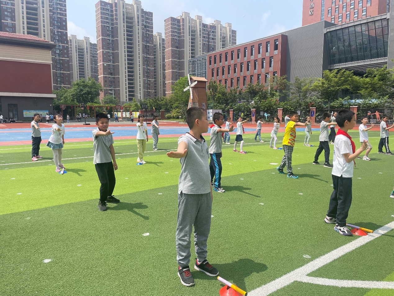 【湖畔·童化课堂】展体育课堂风采  以研促教共成长——体育校本研修之课例研讨（4）_html_97818ae.jpg