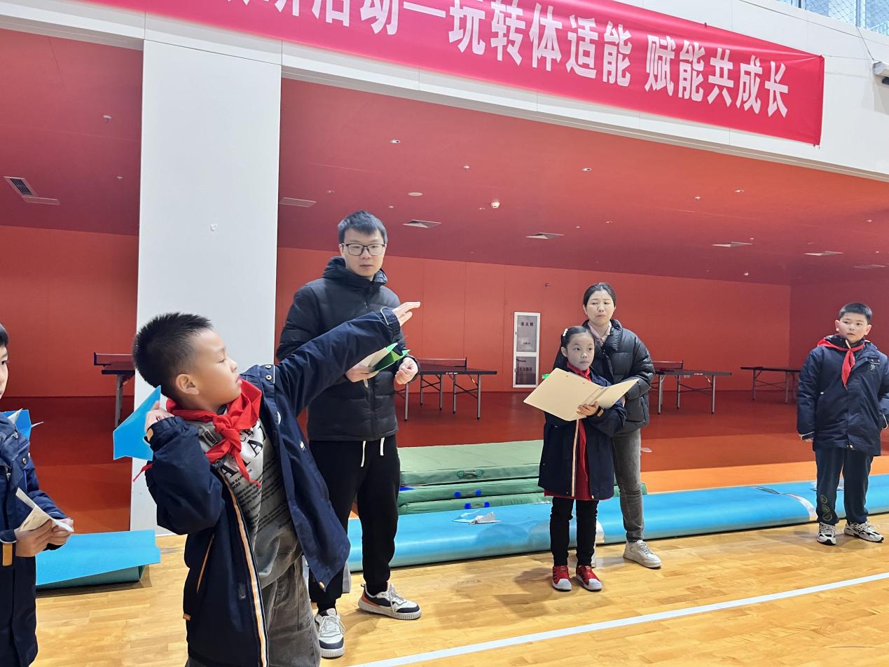 【湖畔•家校共育】有趣的纸飞机（第一期）——二（21）班家长进课堂活动_html_m76df1fc3.jpg