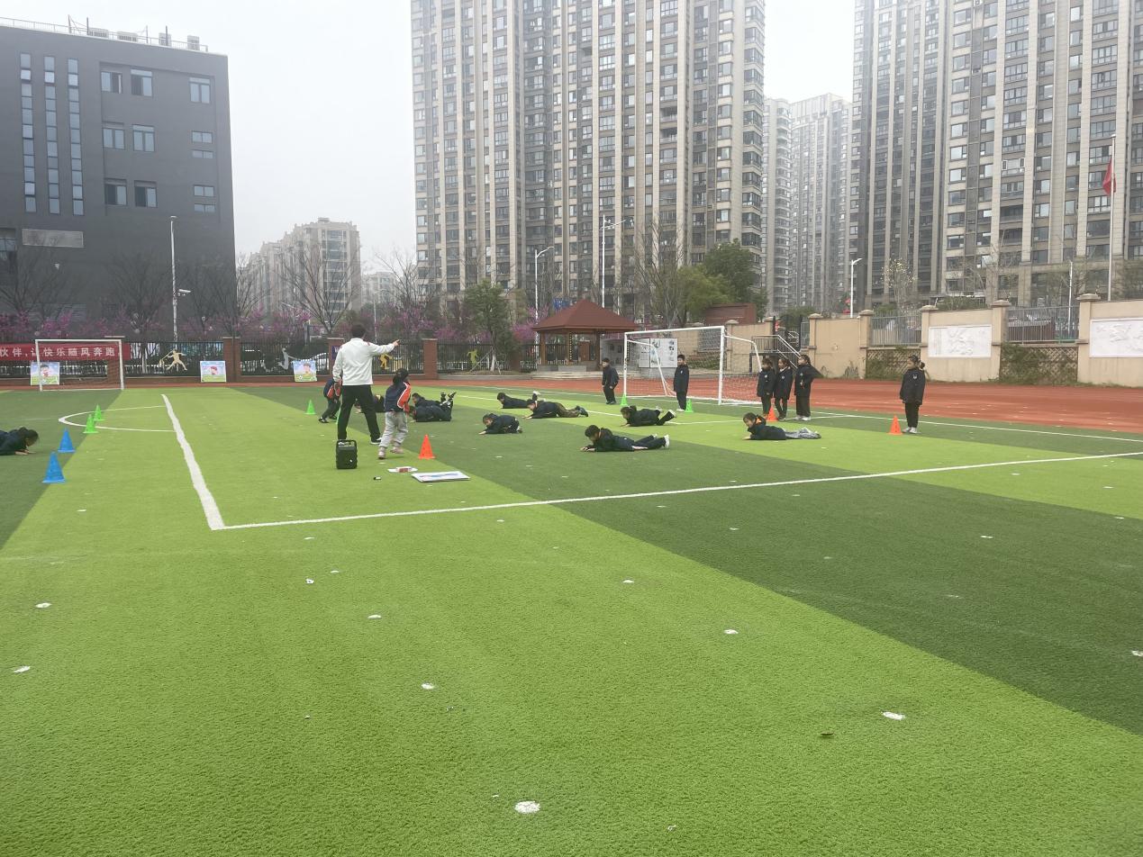 【湖畔·童化课堂】融学课堂 提质增效——体育校本研修之课例研讨（11）_html_41e54889.jpg