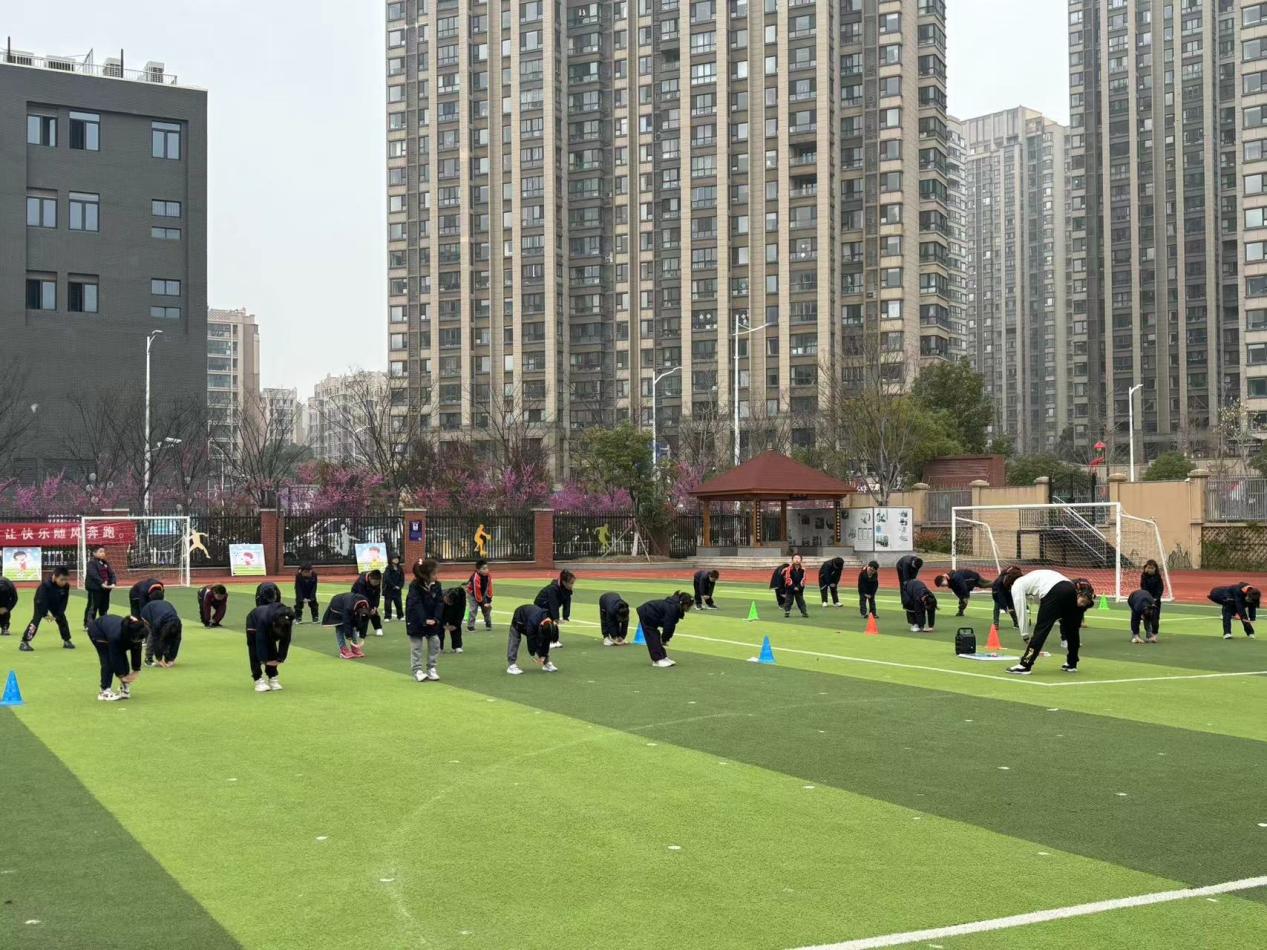 【湖畔·童化课堂】融学课堂 提质增效——体育校本研修之课例研讨（11）_html_67419b47.jpg