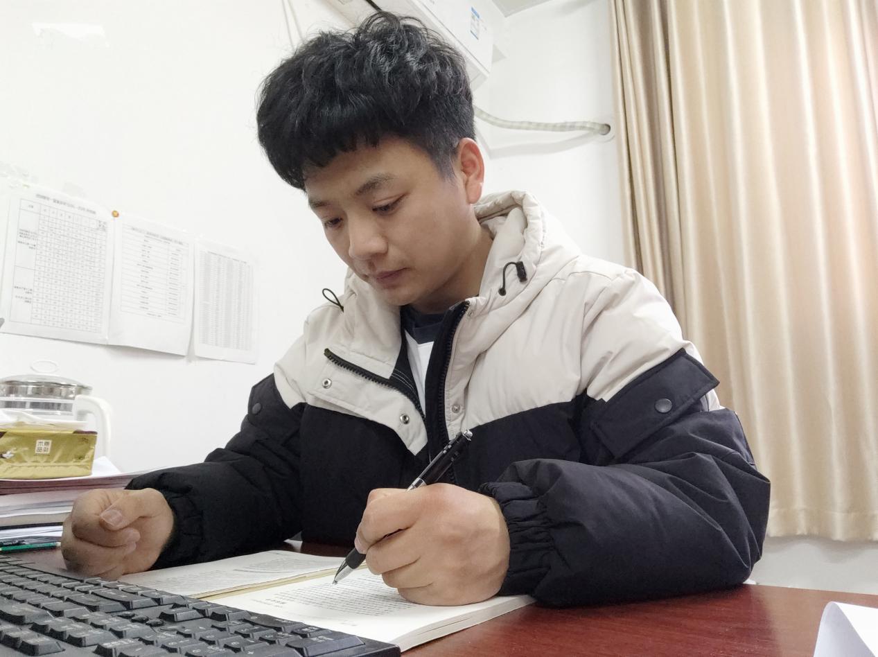 【湖畔·先锋示范】优秀党员事迹——履职尽职显担当 平凡岗位践初心_html_58aab9af.jpg