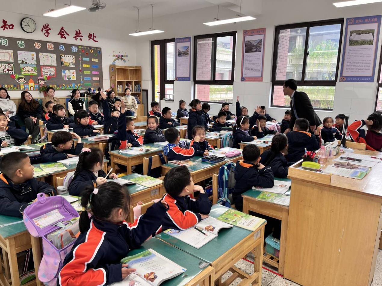 【湖畔·家校共育】以“爱”邀约 “育”见成长——金陵小学（仙林湖校区）家长开放日一年级篇_html_m30a04b9c.jpg