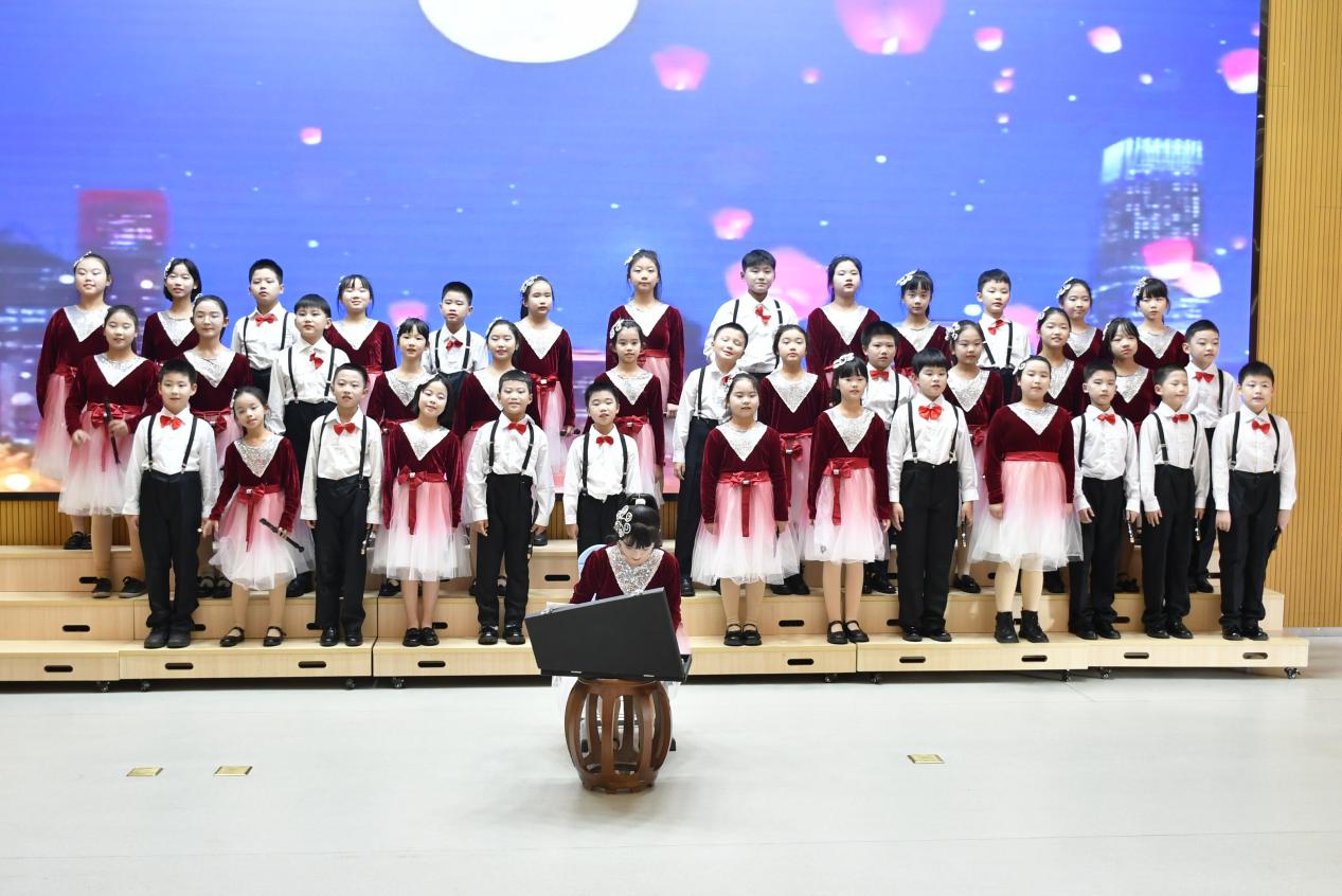 2_【博学广志】笛韵悠悠伴成长——栖霞区第三届中小学课堂小乐器合奏比赛_html_7d8bcfda.jpg