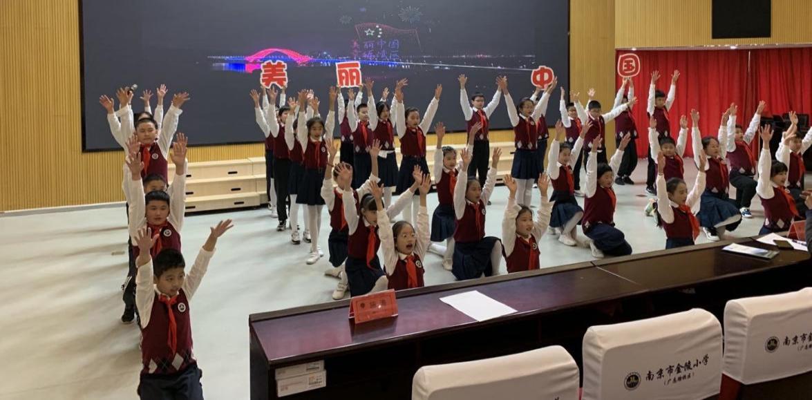 【博学广志】红歌传唱·童心向党——记金小广志路校区第三届广志艺术节暨“萌娃唱红歌”主题活动五年级诗朗诵专场_html_m7c26b66b.jpg
