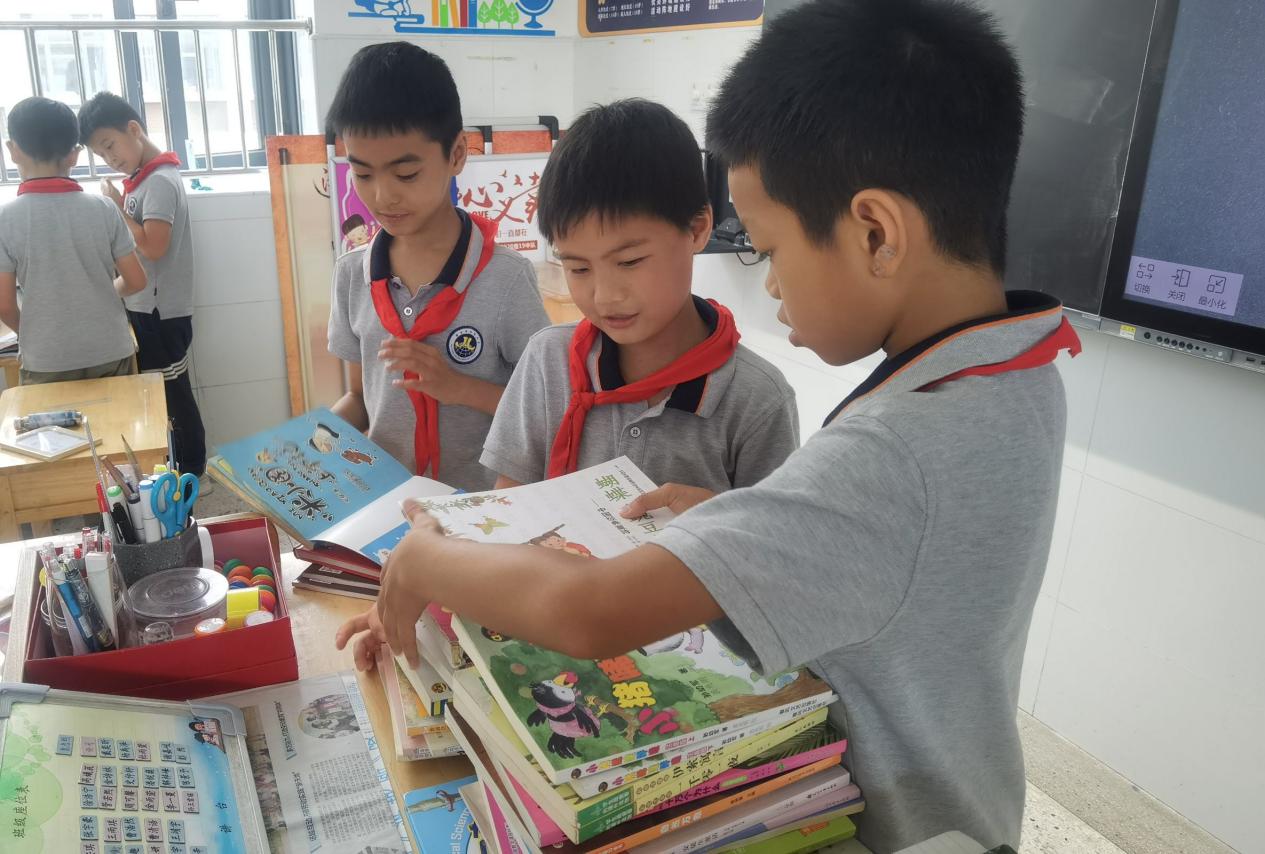 【博学广志】图书捐赠满校园 传递书香助成长——金陵小学广志路校区图书捐赠活动_html_m6218b1dd.jpg