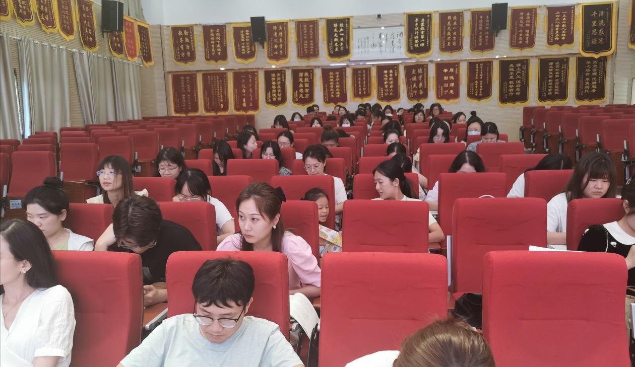 【湖畔·队伍建设】勤耕致远，赋能启航——记语文组新学期校本研修_html_m698d339d.jpg
