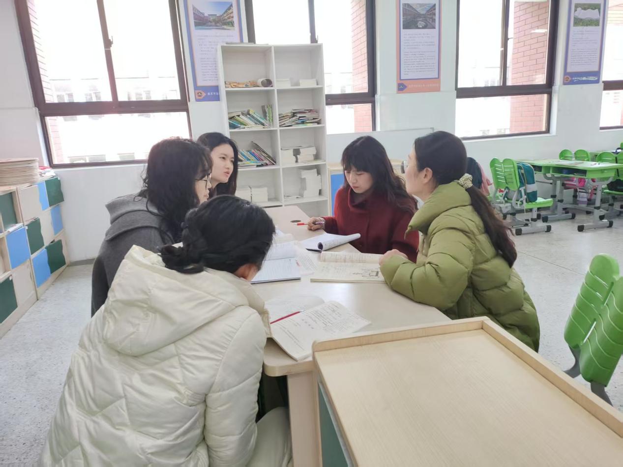 【湖畔·童化课堂】观察多彩世界 发现科学踪迹——记金陵小学（仙林湖校区）六年语文组教研活动_html_m44390289.jpg