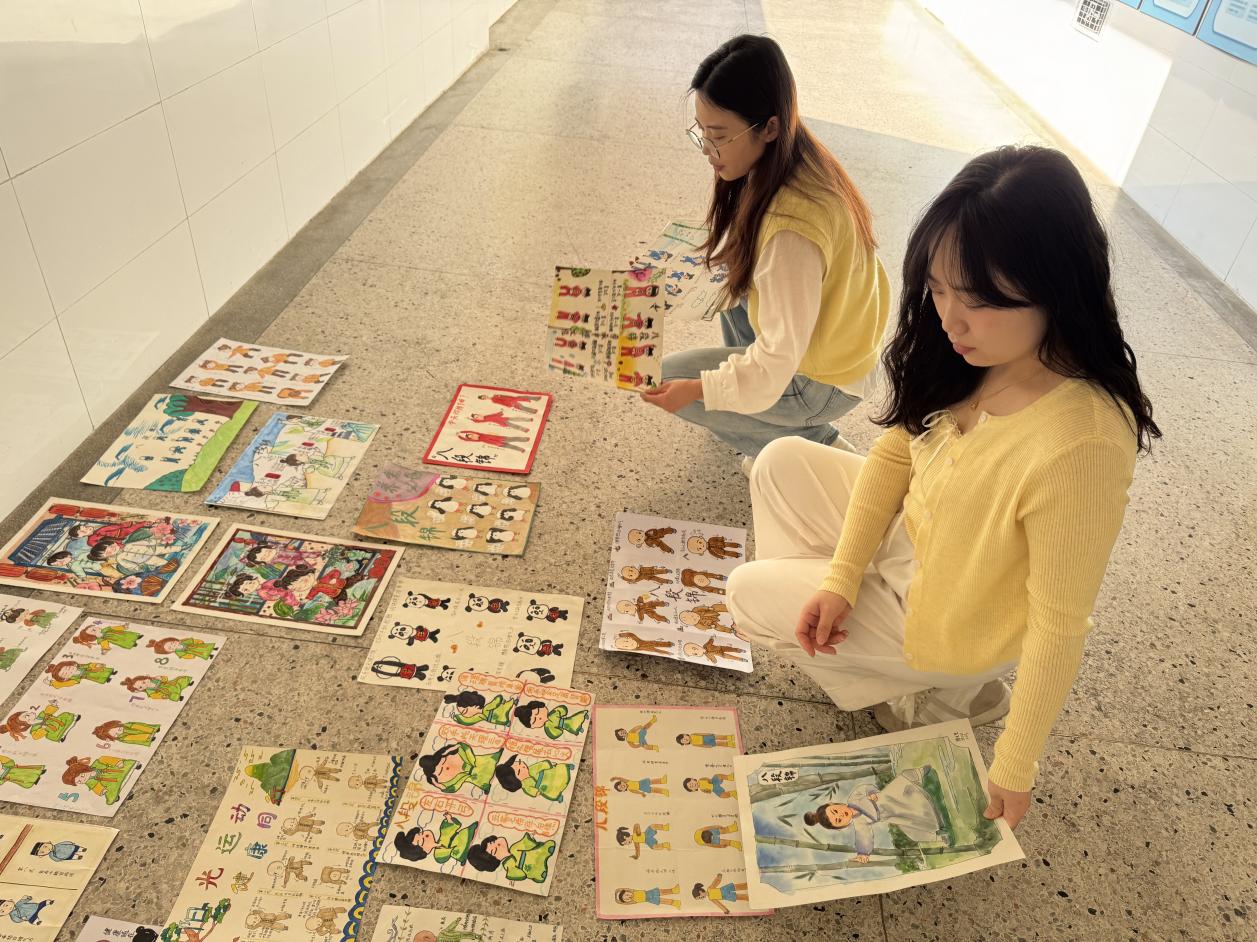 【博学广志·本草拾艺】笔墨绘就千年韵 八锦舒展少年志——记韵动八锦·绘影传神校园绘画创作大赛活动_html_17fa2b03.jpg