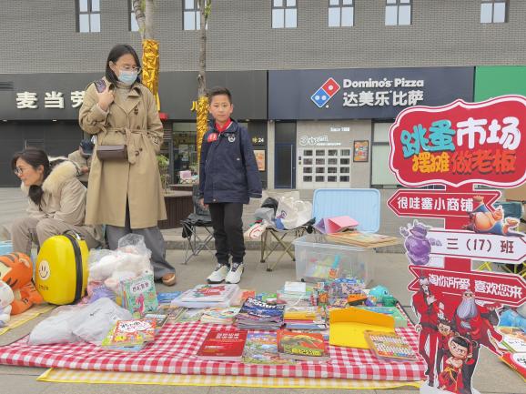 【湖畔·学生活动】公益跳蚤市场活动圆满落幕：童心筑爱，共享绿色未来_html_m3ac586f6.jpg