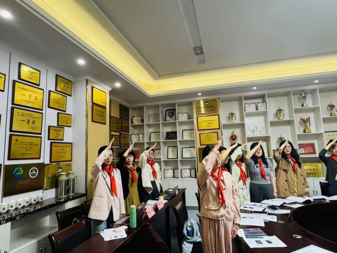 心系红领巾 当好引路人——林卫云名辅导员工作室举行一年级预备辅导员专题培训活动_html_312682a0.jpg