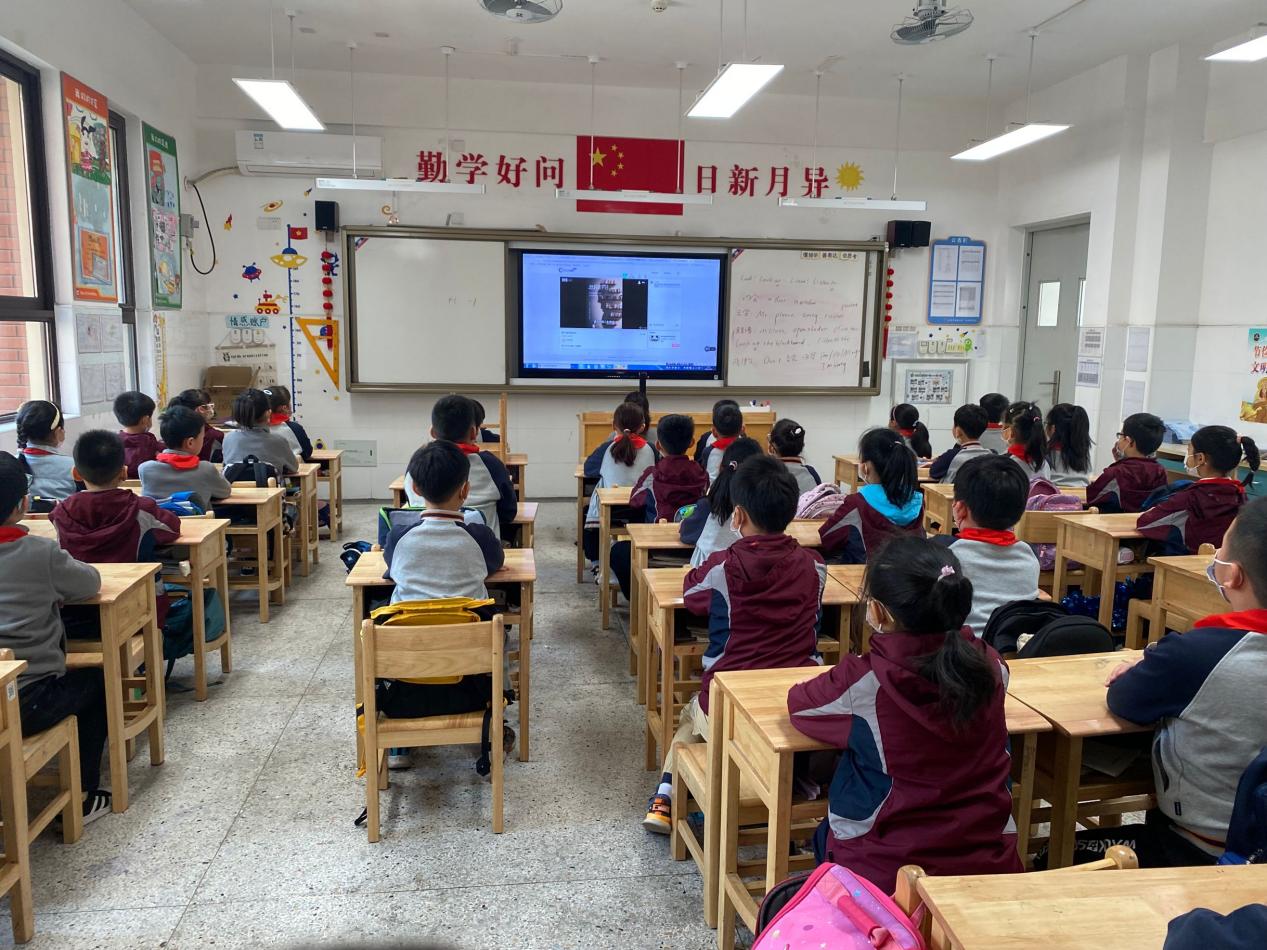【湖畔光影·升旗仪式】你所想象的美好，在书中皆有可能——金陵小学（仙林湖校区）第十周线上升旗仪式_html_25de00de.jpg