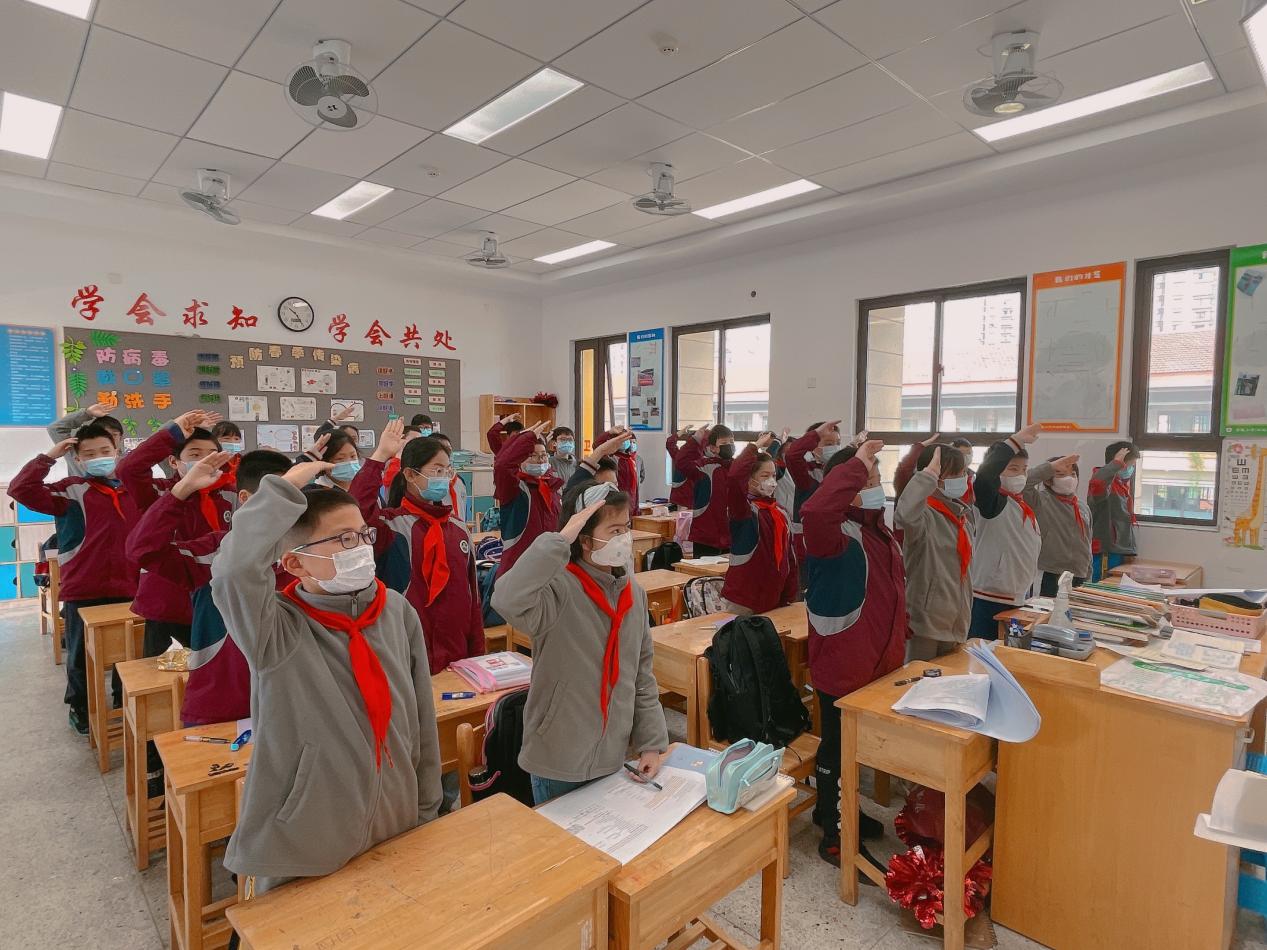 【湖畔光影·升旗仪式】你所想象的美好，在书中皆有可能——金陵小学（仙林湖校区）第十周线上升旗仪式_html_5cc24cb1.jpg