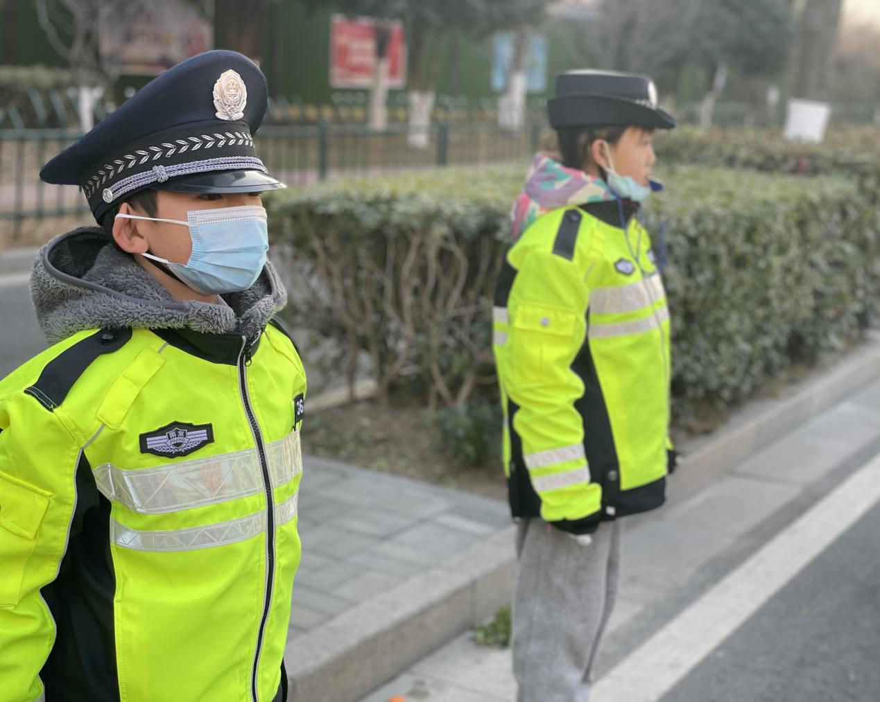 【湖畔光影】小交警爱劳动，属你最“警”彩_html_m36f49e47.jpg