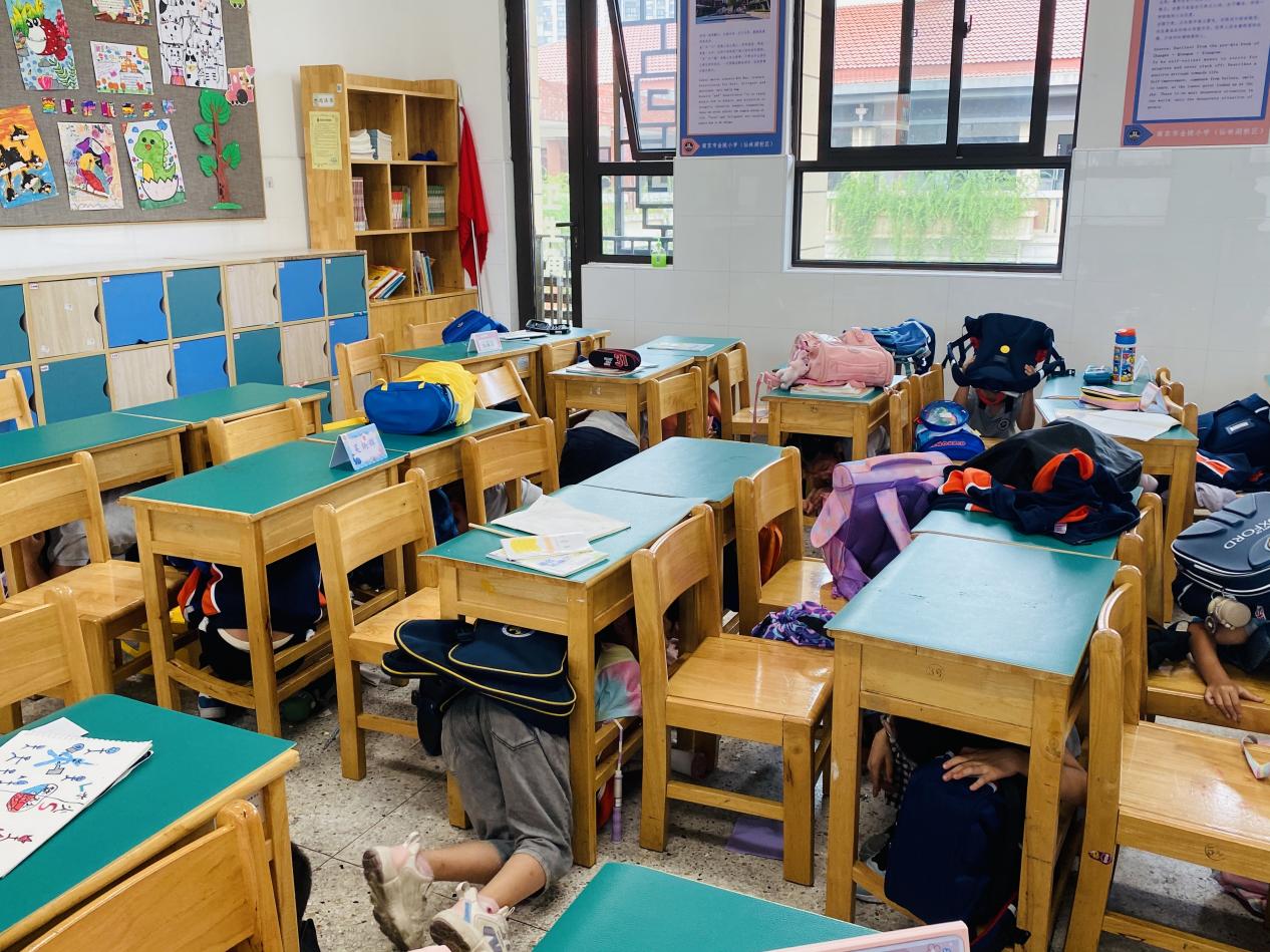 【湖畔·共佑安全】以“练”筑防、临“震”不慌——金陵小学（仙林湖校区）开展地震应急疏散演练活动_html_69697086.jpg