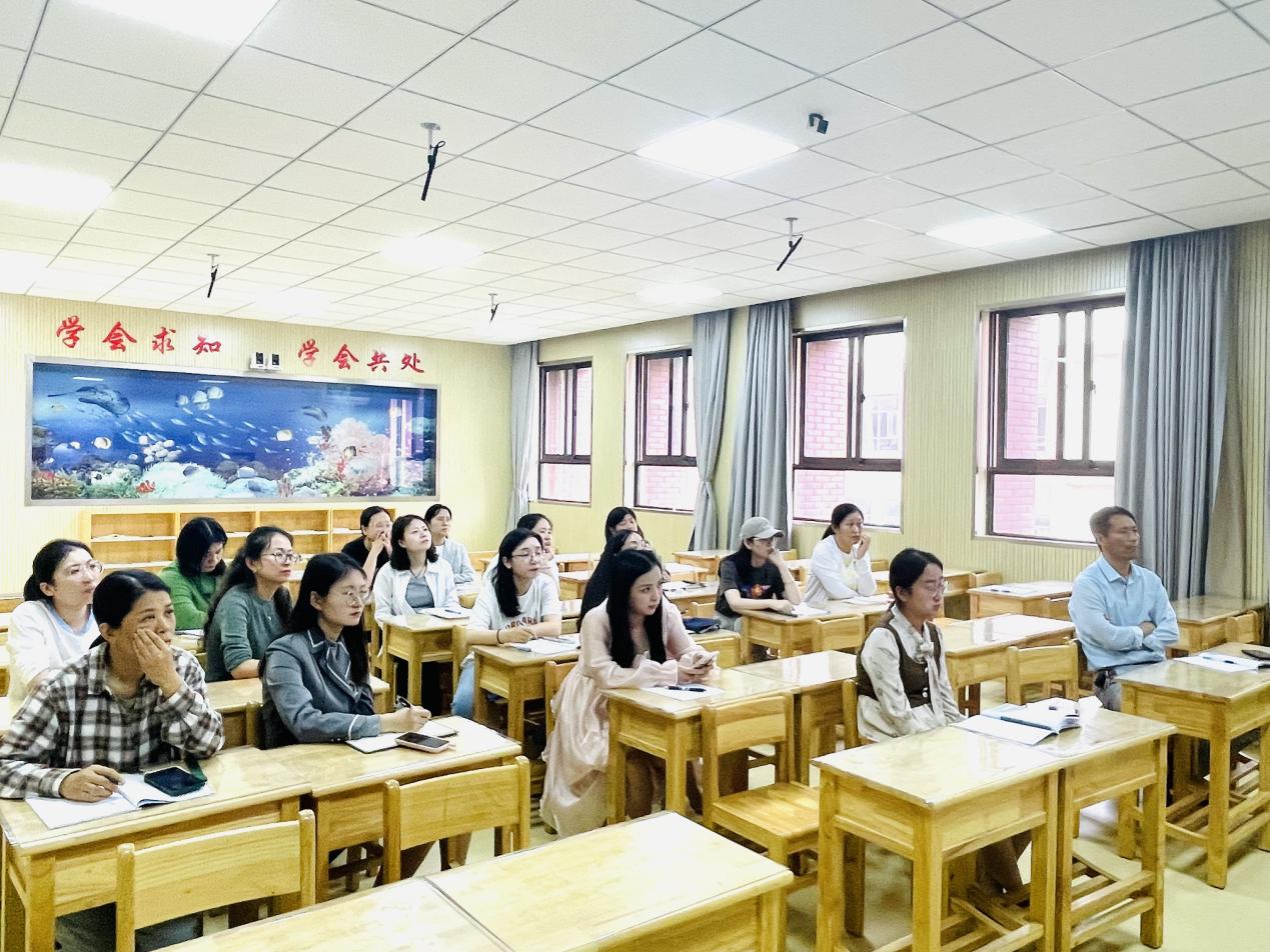 【湖畔&middot;科研引领】课题引领助成长，深耕细研启新程——记金陵小学（仙林湖校区）课题主持人会议(1)_html_6c247c7e.jpg
