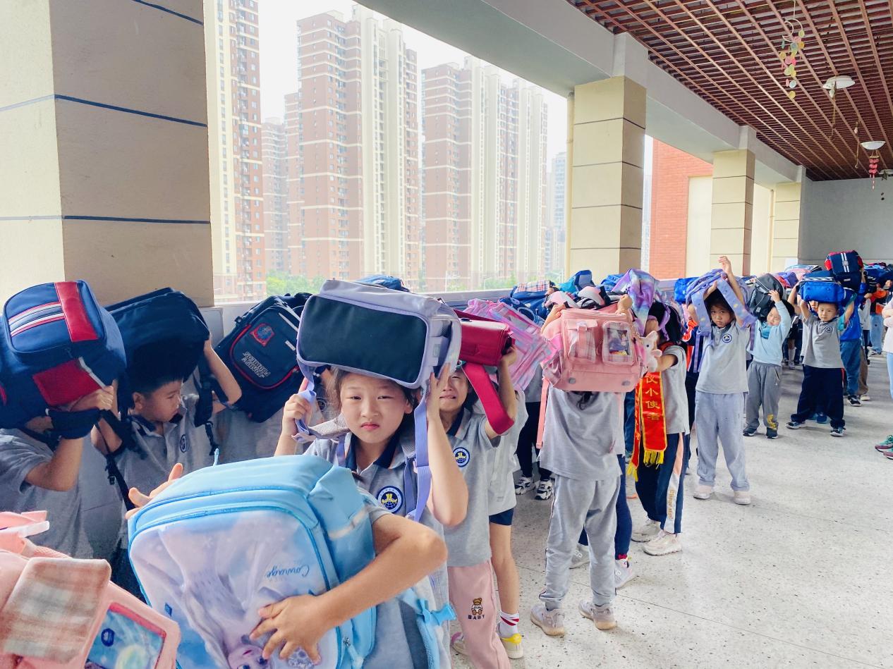 【湖畔·共佑安全】以“练”筑防、临“震”不慌——金陵小学（仙林湖校区）开展地震应急疏散演练活动_html_64887385.jpg