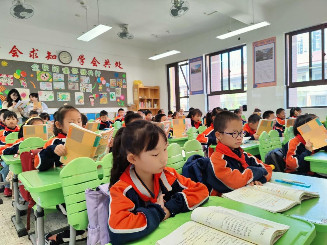【湖畔·童化课堂】变换视角思考 表述不同看法——记金陵小学（仙林湖校区）二年级语文组教研活动_html_m19b2f925.jpg