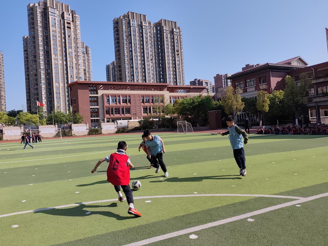 【湖畔·学生活动】激战正酣，精彩不断：金陵小学（仙林湖校区）“校长杯”足球联赛第二轮精彩对决_html_m5ac03275.jpg