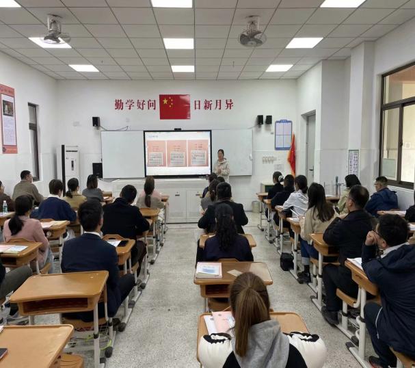 【湖畔·家校共育】共话成长路，携手小升初——南京市金陵小学（仙林湖校区）召开六年级家长会_html_52df6971.jpg