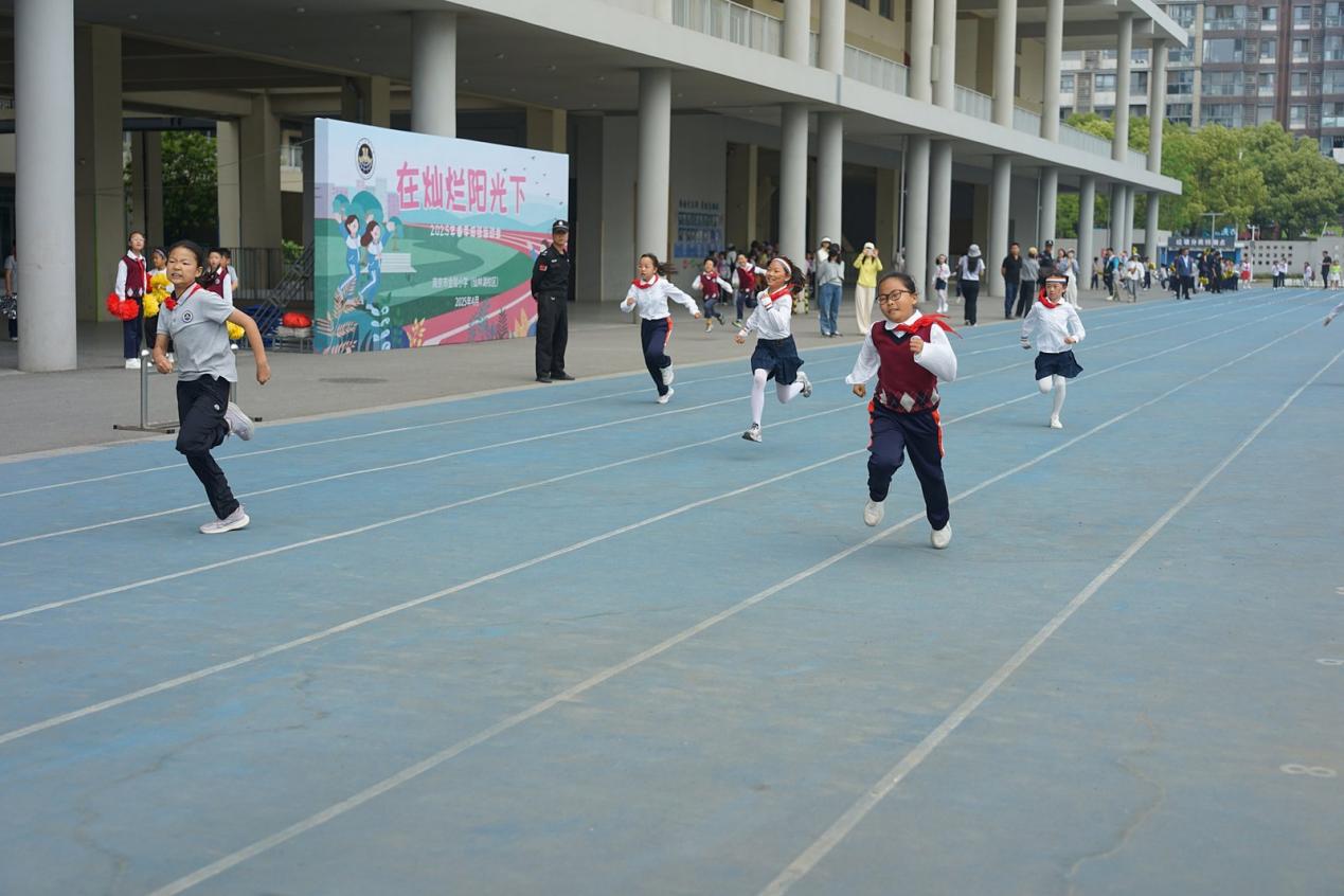 【湖畔·学生活动】在灿烂阳光下——记南京市金陵小学（仙林湖校区）2024—2025学年春季田径运动会（一、三年级）_html_m19f19b36.jpg