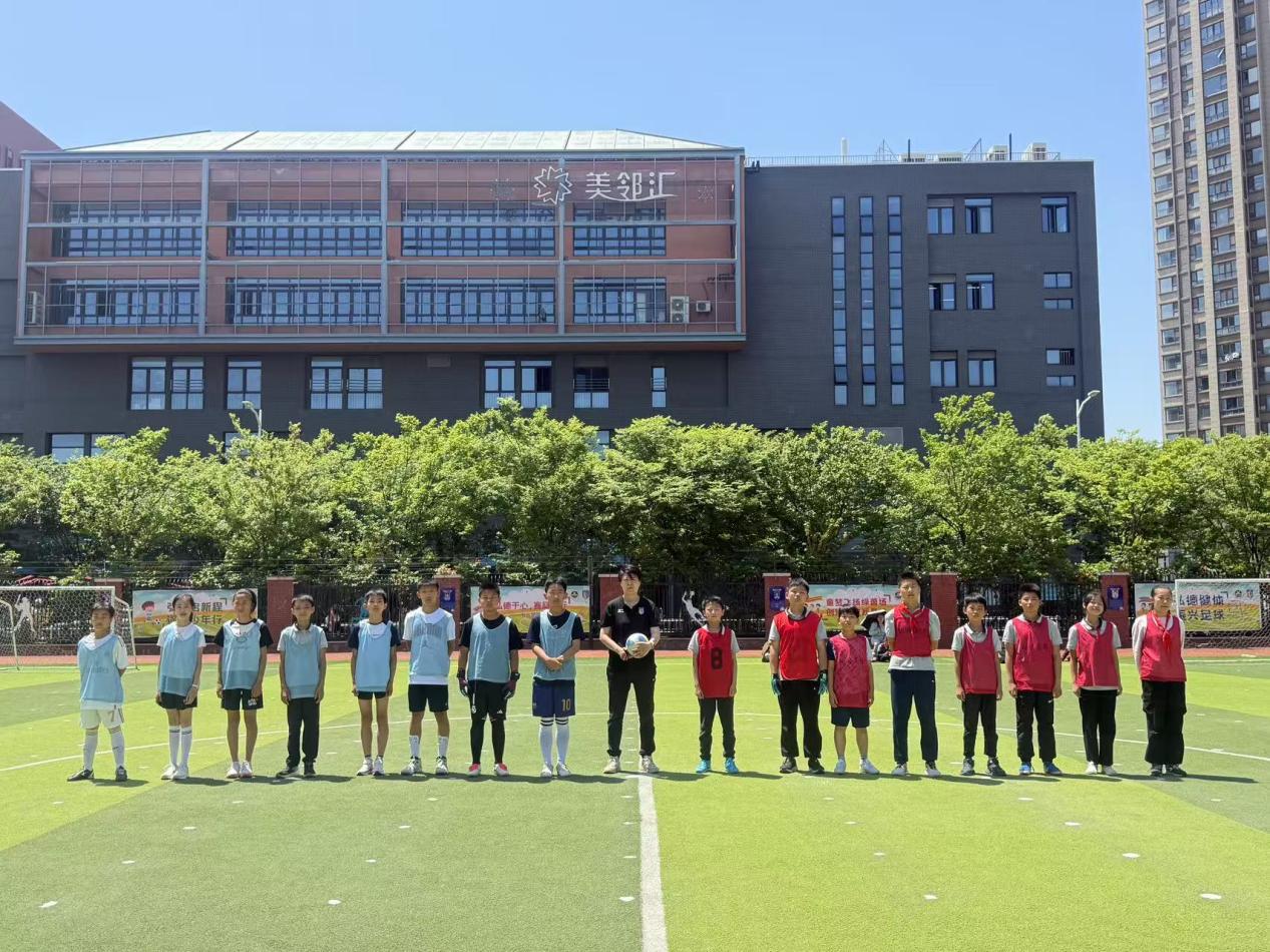 【湖畔·学生活动】金陵小学（仙林湖校区）“校长杯”六年级足球联赛第二轮战报——绿茵展风采，足球聚班魂_html_m1879baff.jpg