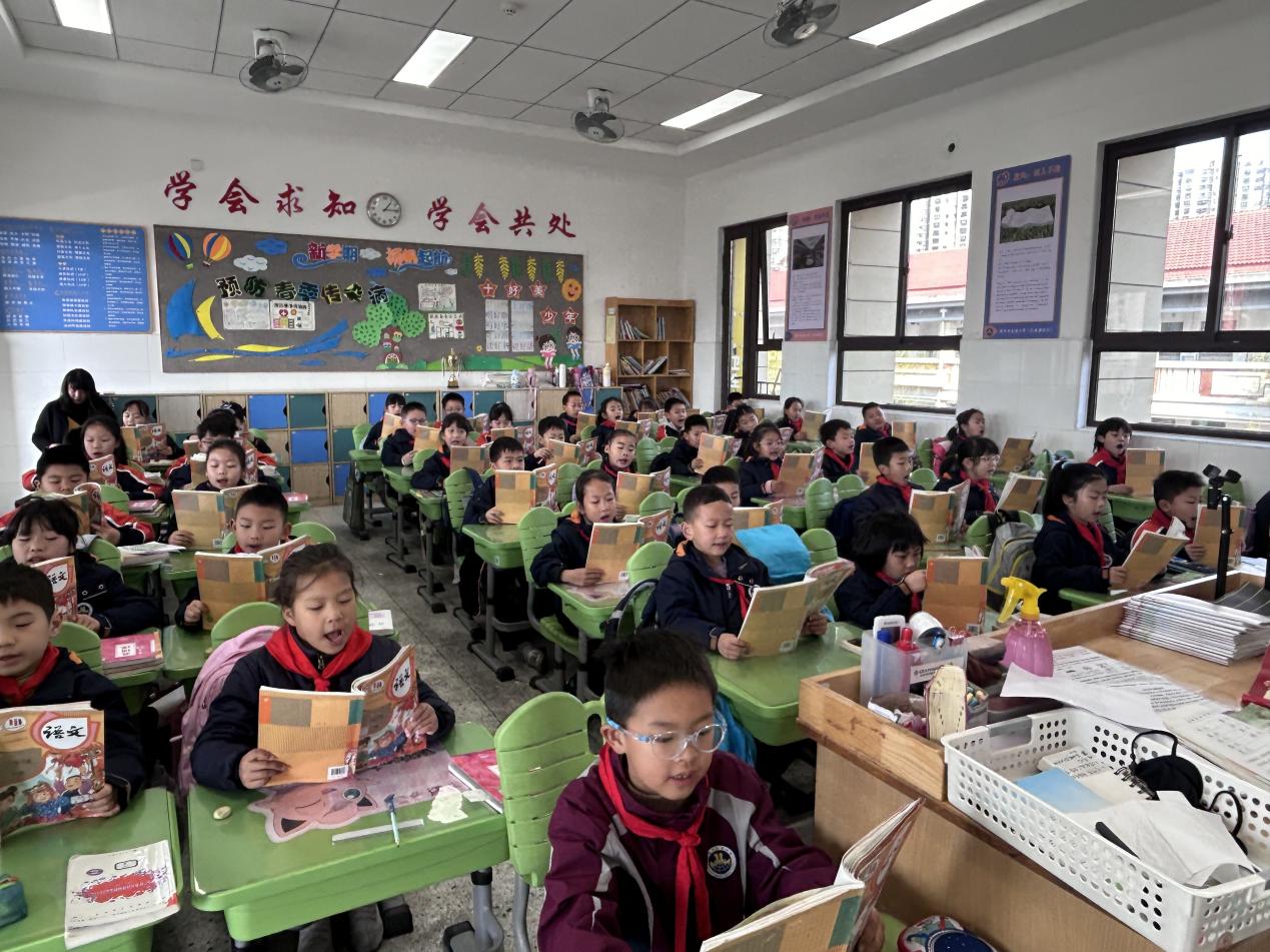 【湖畔·童化课堂】《枫树上的喜鹊》教研之旅：探寻童真语文课堂——记二年级语文组组内教研_html_m3a68e510.jpg