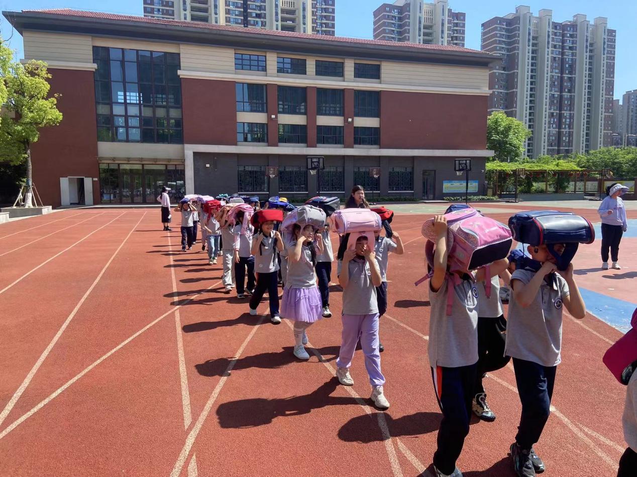 【湖畔·共佑安全】人人讲安全，个个会应急——金陵小学（仙林湖校区）开展地震防灾演练活动_html_5d3390b2.jpg