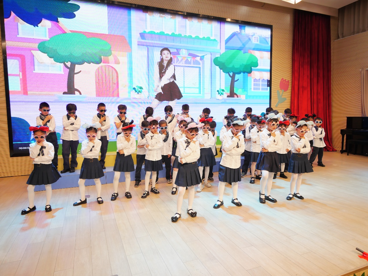 【湖畔·学生活动】“红领巾爱祖国●闪闪发光的你”——合唱比赛一年级专场_html_67db7418.jpg
