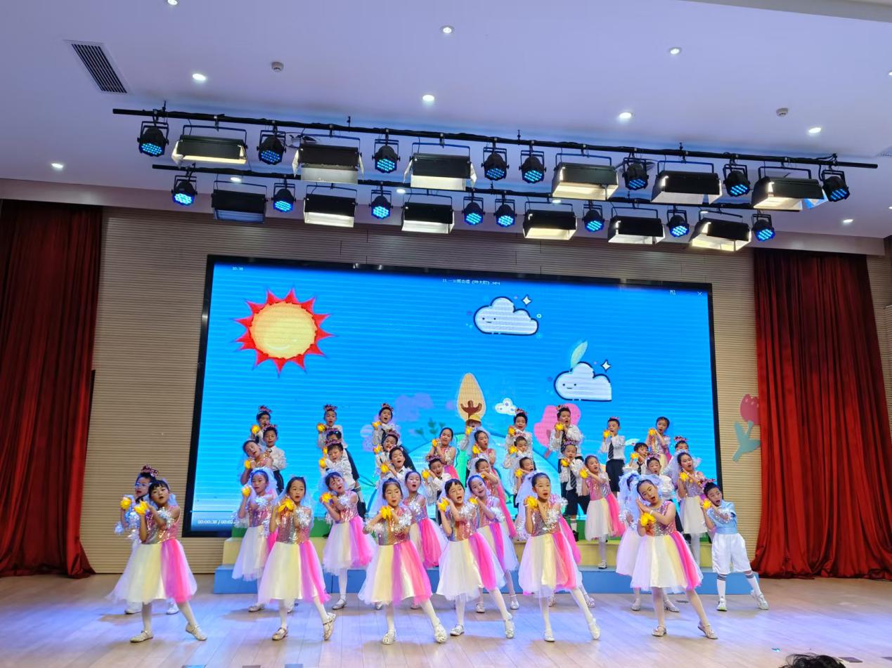【湖畔·学生活动】“红领巾爱祖国●闪闪发光的你”——合唱比赛一年级专场_html_m25eb280c.jpg